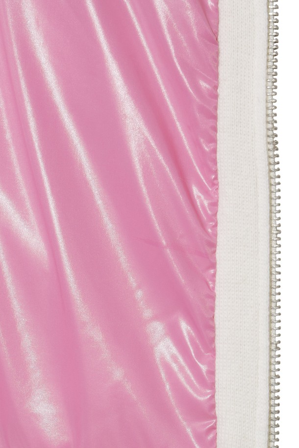 여성 브리오슈 니트 후드 재킷은 겨울철 골프 및 일상생활에서 스포티하고 캐주얼한 스타일을 연출하기에 적합합니다. 포근한 울 소재로 제작되어 두꺼운 두께감과 부드러운 촉감을 선사하며, 방풍 및 보온 기능으로 추운 날씨에도 따뜻하게 착용할 수 있습니다. 브리오슈 니트 패턴과 후드 디자인, 배색 포인트가 돋보이며, 레귤러 핏과 긴 소매 기장으로 편안한 착용감을 제공합니다. 화이트와 핑크 두 가지 컬러로 출시되어 다양한 스타일링이 가능합니다. 집업 스타일로 간편하게 여밀 수 있습니다.
