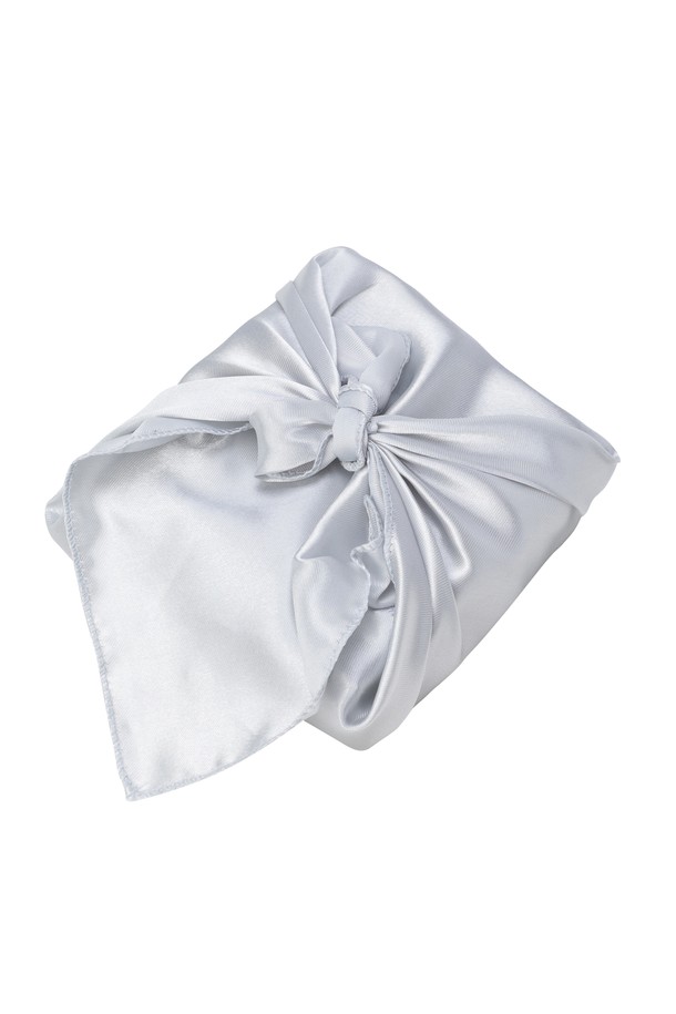 [HANDMADE EDITION] 자개 볼마커 세트는 골프를 즐기는 당신을 위한 특별한 아이템입니다. 천연 자개를 사용하여 제작되어 은은하게 빛나는 화이트와 실버 컬러가 고급스러운 분위기를 연출합니다. 각 세트는 2PCS로 구성되어 있으며, 클립형 디자인으로 편리하게 사용 가능합니다. 섬세한 와키 모티브와 클립 디자인이 필드 위에서 당신의 개성을 드러낼 것입니다. 핸드메이드(handmade)로 제작되어 더욱 특별하며, 골프를 사랑하는 당신에게 훌륭한 선물이 될 것입니다.
