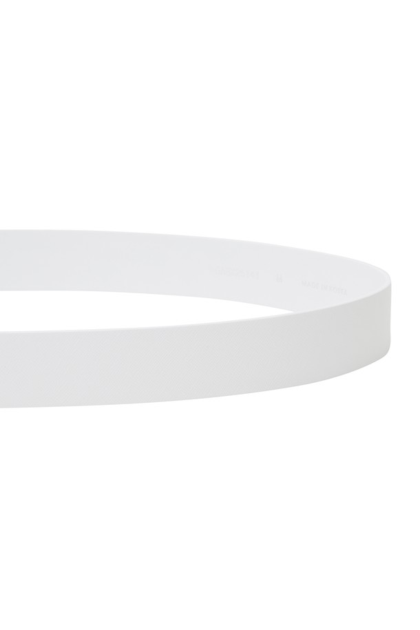 남성용 "[리오더]Men Logo Belt(CO)"는 천연 소가죽 소재에 실버 로고 포인트 디자인이 돋보이는 벨트입니다. 골프 활동에 적합하며, 자동 버클과 사이즈 조절 기능을 갖춰 편리하게 사용할 수 있습니다. 세련된 디자인과 실용성을 겸비한 자동 벨트로, 스타일리시한 연출을 완성해 보세요.
