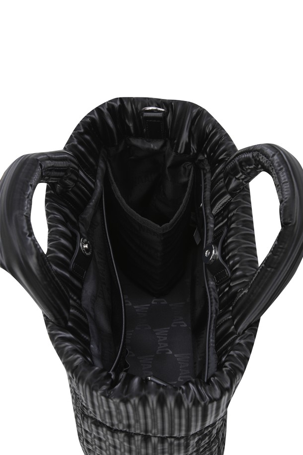 캐주얼한 스타일의 여성 패딩 백입니다. 블랙 컬러의 나일론 소재로 제작되었으며, 미디엄 사이즈에 퀼팅 및 스트라이프 패턴으로 포인트를 주었습니다. 탈부착 가능한 스트랩과 내부 수납공간 분리 기능으로 실용성을 더했으며, 사각 모양에 광택감을 더해 세련된 느낌을 줍니다. 골프룩은 물론, 일상에서도 폭넓게 활용할 수 있는 멀티웨이 패딩 백입니다.
