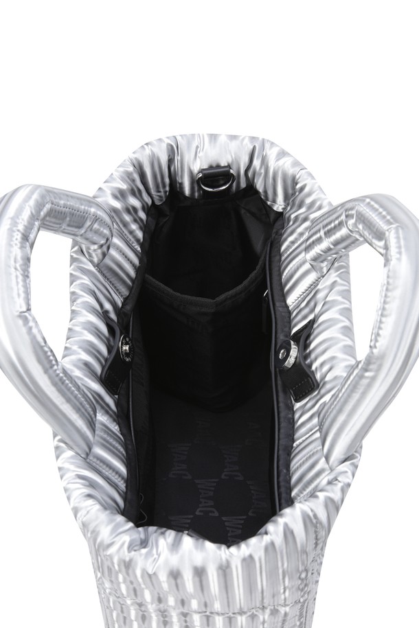 세련된 스타일을 완성하는 여성 패딩 백입니다. 미디엄 사이즈의 사각 쉐입으로, 은은한 광택감과 퀼팅 및 스트라이프 패턴이 돋보이는 디자인입니다. 탈부착 가능한 스트랩으로 토트백, 숄더백, 크로스백 등 다양한 스타일 연출이 가능하며, 내부 분리 수납공간은 실용성을 더합니다. 와키 캐릭터 엠보 패치로 포인트를 주어 클래식, 미니멀, 캐주얼 등 어떤 스타일에도 잘 어울리며, 데이트룩, 모임룩, 출근룩에 모두 활용하기 좋습니다.
