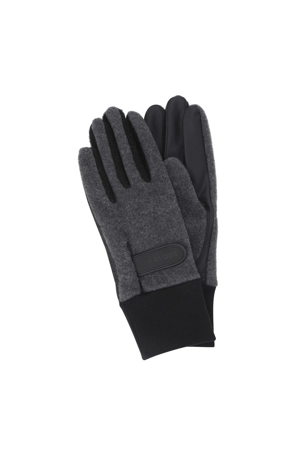 남성용 신세틱 레더 골프 장갑(1쌍)입니다. 부드러운 합성 가죽과 플리츠 소재로 제작되어 겨울철 골프 라운딩 시 보온성을 제공합니다. 심플하고 베이직한 디자인으로, 블랙과 그레이 두 가지 솔리드 컬러로 출시되었습니다. 손목 밴딩 디테일로 편안한 착용감을 선사하며, 골프룩에 미니멀하고 클래식한 분위기를 더합니다. 사이즈 조절이 가능하여 실용적으로 사용할 수 있는 아이템입니다.
