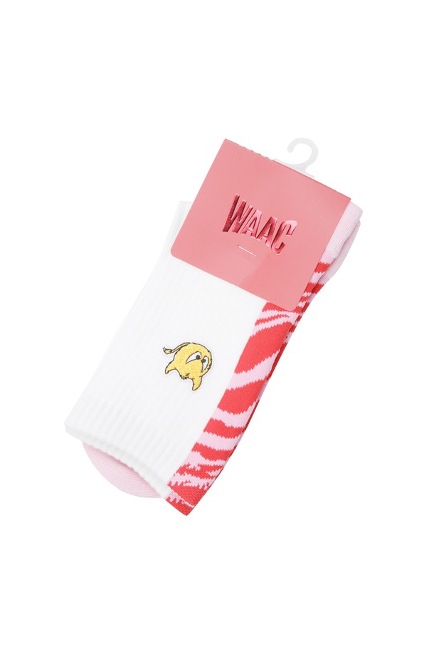 [LIONKING X WAAC] 여성 솔리드 양말은 골프룩에 어울리는 여성용 양말로, 캐주얼, 스포티, 미니멀 스타일을 모두 아우릅니다. 면과 스판덱스 혼방 소재로 제작되어 신축성이 뛰어나 편안한 착용감을 제공하며, 봄, 여름, 가을 시즌에 적합합니다. 화이트, 핑크 두 가지 색상으로 제공되며, 중목 길이와 립조직 디테일이 돋보입니다. WAAC 로고 또는 캐릭터 패턴이 디자인되어 개성 있는 스타일을 연출할 수 있습니다. 얇은 두께감으로 제작되어 활동성을 높였습니다.
