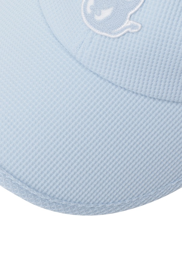 산뜻한 하늘색 컬러가 돋보이는 여성 리본 바이저입니다. 가볍고 얇은 폴리 소재로 제작되어 봄, 여름 시즌 골프 라운딩이나 휴가, 바캉스룩에 시원하게 착용하기 좋습니다. 8.5cm 챙 넓이로 햇빛을 효과적으로 가려주며, 뒷면 리본 스트랩으로 사이즈 조절이 용이합니다. 바이저 안쪽의 땀받이 디테일이 쾌적함을 유지해주며, 미니멀하고 걸리시한 디자인으로 클래식한 스타일을 연출합니다.
