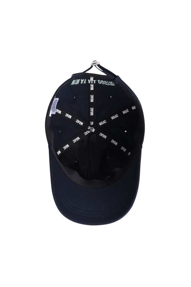 [퍼스트 티 키즈] 남성 볼캡은 골프 및 일상에서 활용 가능한 남성용 볼캡입니다. 네이비 컬러에 레터링 패턴으로 포인트를 주어 캐주얼하면서도 스포티한 스타일을 연출합니다. 챙 넓이는 7cm이며, 벨크로 디자인 장식으로 포인트를 더했습니다. 사이즈 조절과 땀 흡수 기능으로 편안한 착용감을 제공하며, WAAC X First Tee Kids 콜라보레이션 제품입니다. 봄, 여름, 가을 시즌에 착용하기 좋습니다.
