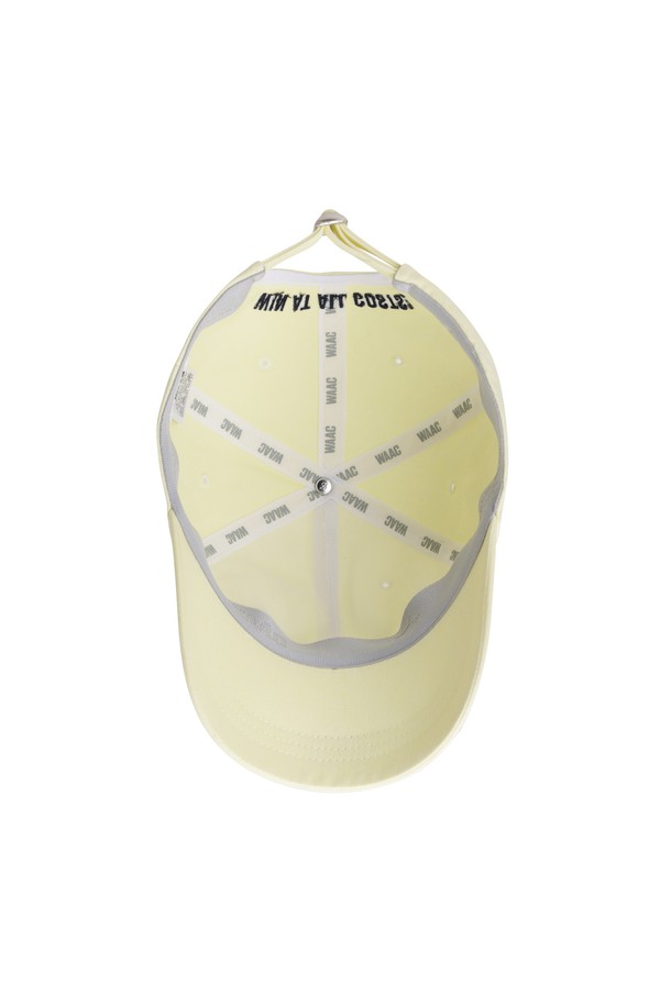 [퍼스트 티 키즈] 남성 볼캡은 골프 및 일상에서 모두 활용 가능한 남성용 볼캡입니다. 아이보리, 화이트 두 가지 색상으로 출시되었으며, 7cm 챙 넓이와 레터링 패턴이 특징입니다. 흡습 기능과 사이즈 조절이 가능한 벨크로 디자인이 적용되어 편안한 착용감을 제공합니다. WAAC X 퍼스트 티 키즈 콜라보레이션으로 제작되어 스포티하고 미니멀한 캐주얼 스타일을 연출합니다.
