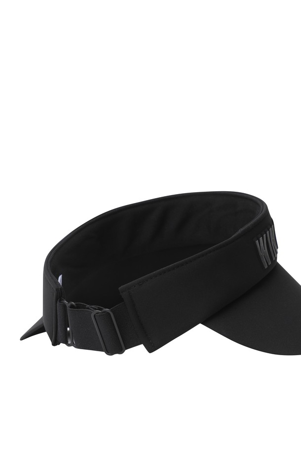 블랙 컬러의 여성 슬로건 바이저입니다. 와이드 챙과 레터링 패턴으로 스포티하면서도 미니멀한 골프룩을 연출합니다. 후면 스트랩으로 사이즈 조절이 가능하며, 땀 흡수를 돕는 이면 땀받이 디테일이 있어 쾌적하게 착용할 수 있습니다. 봄, 여름 시즌 라운딩 시 햇빛을 가려주고 스타일리시함까지 더해줍니다. 골프 활동에 최적화된 디자인으로 편안함과 기능성을 모두 갖췄습니다.
