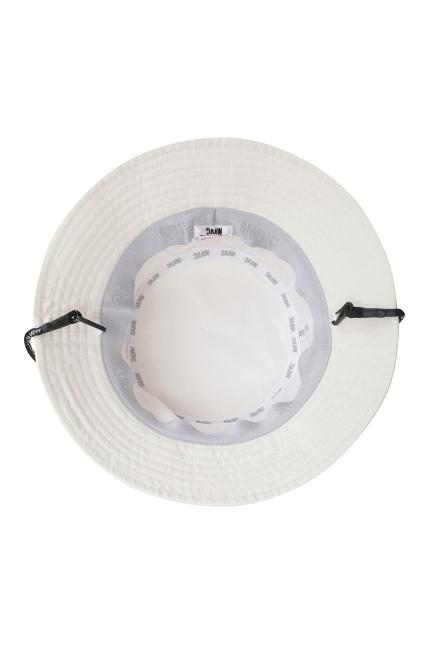 경주 에디션 버킷햇입니다. 여성 골프룩 또는 캐주얼, 미니멀 스타일을 연출하기 좋은 화이트 컬러의 모자입니다. 부드러운 면 소재로 제작되어 편안한 착용감을 선사하며, 챙 넓이는 6cm입니다. 귀여운 금관을 쓴 와키 캐릭터가 포인트로 들어가 있으며, 얇은 두께감으로 봄, 여름 계절에 착용하기 좋습니다. 턱끈이 있어 활동적인 날에도 모자를 안정적으로 착용할 수 있습니다.
