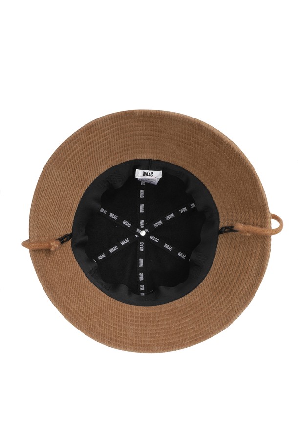 **우먼 코듀로이 버킷햇**은 부드러운 코듀로이와 벨벳 소재로 제작되어 봄, 가을에 착용하기 좋은 모자입니다. 7cm 챙 넓이로 햇빛을 가려주며, 가볍고 부드러운 촉감으로 편안하게 착용할 수 있습니다. 브라운과 아이보리 두 가지 색상으로 출시되었으며, 캐릭터 또는 로고 자수 디자인으로 포인트를 더했습니다. 턱끈이 있어 활동적인 날에도 안정감을 주며, 탈착 가능한 기능으로 실용성을 높였습니다. 골프룩, 캐주얼, 클래식, 미니멀 스타일 모두에 잘 어울립니다.
