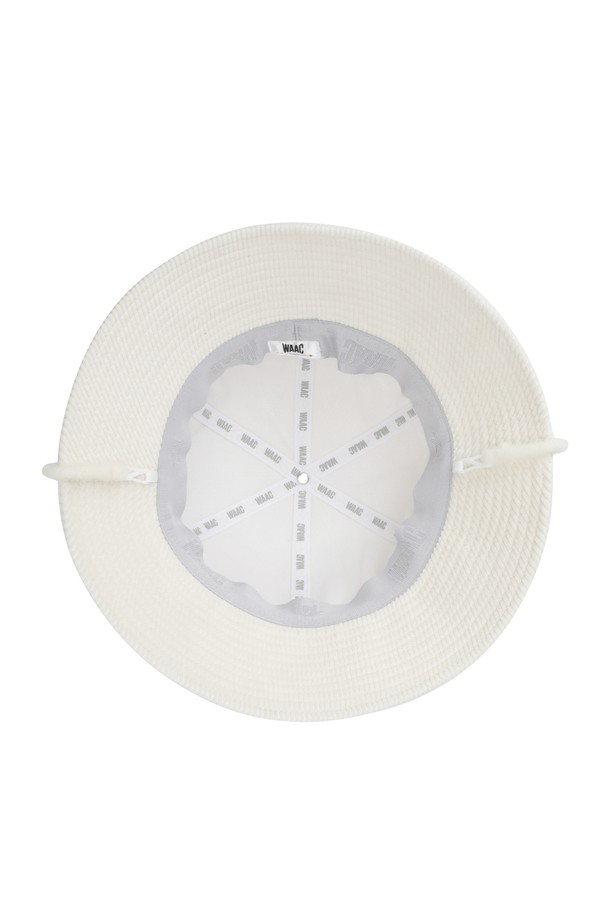 부드러운 촉감의 여성 코듀로이 버킷햇입니다. 브라운과 아이보리 두 가지 색상으로 제공되며, 봄, 가을 시즌에 착용하기 좋습니다. 캐주얼, 클래식, 미니멀 스타일 모두 소화 가능하며, 골프룩 연출에도 활용할 수 있습니다. 챙 넓이는 7cm이며, 귀여운 캐릭터 또는 로고 자수 디자인으로 포인트를 더했습니다. 가볍고 턱끈이 있어 활동적인 날에도 편안하게 착용할 수 있습니다.
