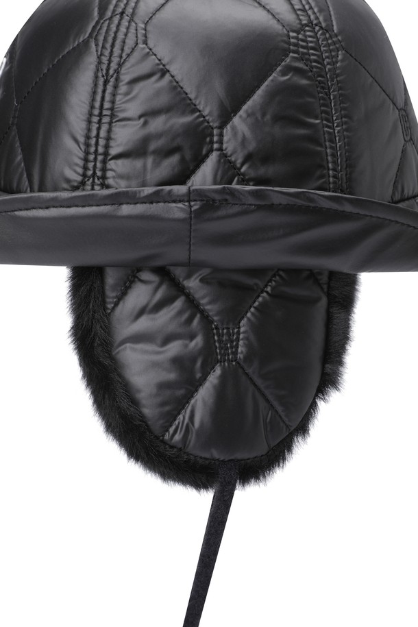 블랙 색상의 여성 패딩 버킷햇입니다. 보온성을 높여주는 두꺼운 두께의 패딩 소재와 부드러운 촉감이 특징입니다. 챙 넓이 6cm로 햇빛을 가려주며, 귀여운 캐릭터 자수와 퍼 장식이 디자인에 포인트를 더합니다. 골프룩, 캐주얼, 클래식 스타일 모두에 잘 어울리며, 이어워머 디테일과 턱끈, 사이즈 조절 기능으로 실용성을 높였습니다. 겨울철 따뜻하고 스타일리시하게 착용할 수 있는 아이템입니다.
