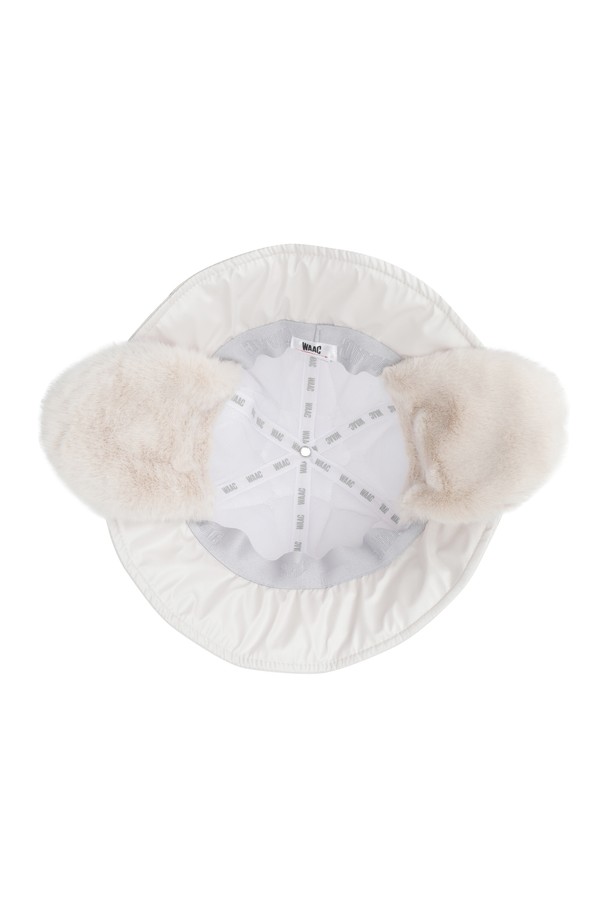 겨울철 라운딩과 일상에서 따뜻함과 스타일을 책임지는 여성 이어워머 패딩 버킷햇입니다. 부드러운 패딩 소재와 두꺼운 두께감으로 뛰어난 보온성을 제공하며, 6cm 챙으로 햇빛을 효과적으로 가려줍니다. 귀를 따뜻하게 감싸는 이어워머 디테일이 추운 날씨에도 쾌적한 착용감을 선사합니다. 와키 캐릭터 자수 패치로 포인트를 더해 캐주얼하면서도 미니멀한 골프룩을 완성할 수 있습니다. 턱끈과 사이즈 조절 기능으로 편안한 착용감을 누려보세요.
