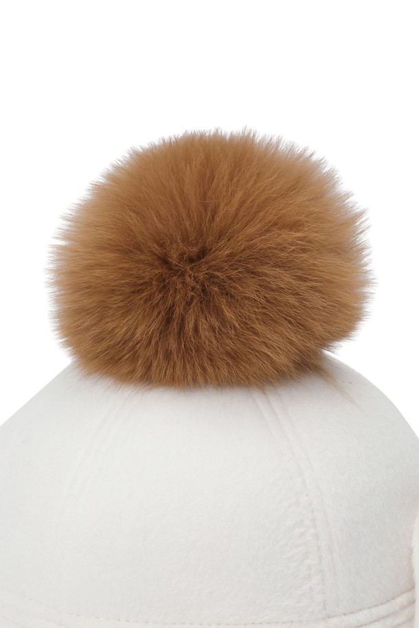 여성 폼폼 니트 햇은 가을, 겨울 시즌에 따뜻함과 스타일을 동시에 선사하는 모자입니다. 부드러운 니트 소재로 제작되어 편안한 착용감을 제공하며, 4cm 챙으로 포근한 느낌을 더합니다. 리얼 퍼 폼폼 장식과 양 사이드 스냅 디테일이 돋보이며, 폼폼은 탈부착이 가능하여 다양한 스타일 연출이 가능합니다. 골프룩, 캐주얼, 미니멀, 클래식 등 어떤 스타일에도 매치하기 좋은 실용적인 아이템입니다. 보온 기능을 갖춘 무지 디자인으로, 따뜻하고 세련된 겨울 스타일을 완성하세요.
