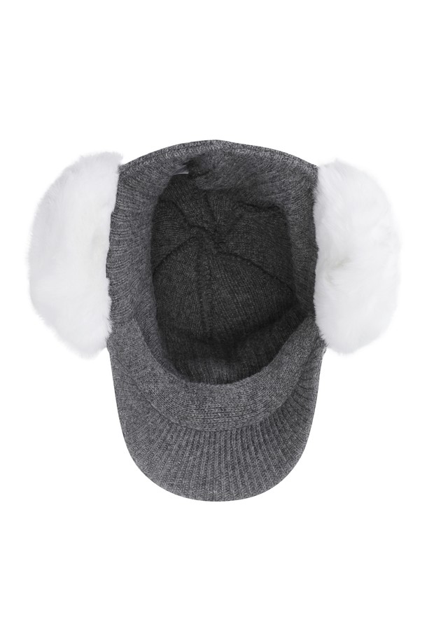 따뜻함과 스타일을 모두 갖춘 여성 이어워머 니트햇입니다. 부드러운 니트 소재와 퍼 소재가 혼방되어 포근한 착용감을 선사하며, 꽈배기 패턴으로 클래식한 무드를 더했습니다. 겨울철 골프 라운딩룩 또는 일상복에 매치하여 세련된 스타일을 연출할 수 있습니다. 보온성을 높여주는 이어워머 디자인과 방울 디테일이 돋보이며, 방울은 탈부착이 가능하여 다양한 스타일을 연출할 수 있습니다. 당신의 겨울 스타일링에 포인트를 더해보세요.
