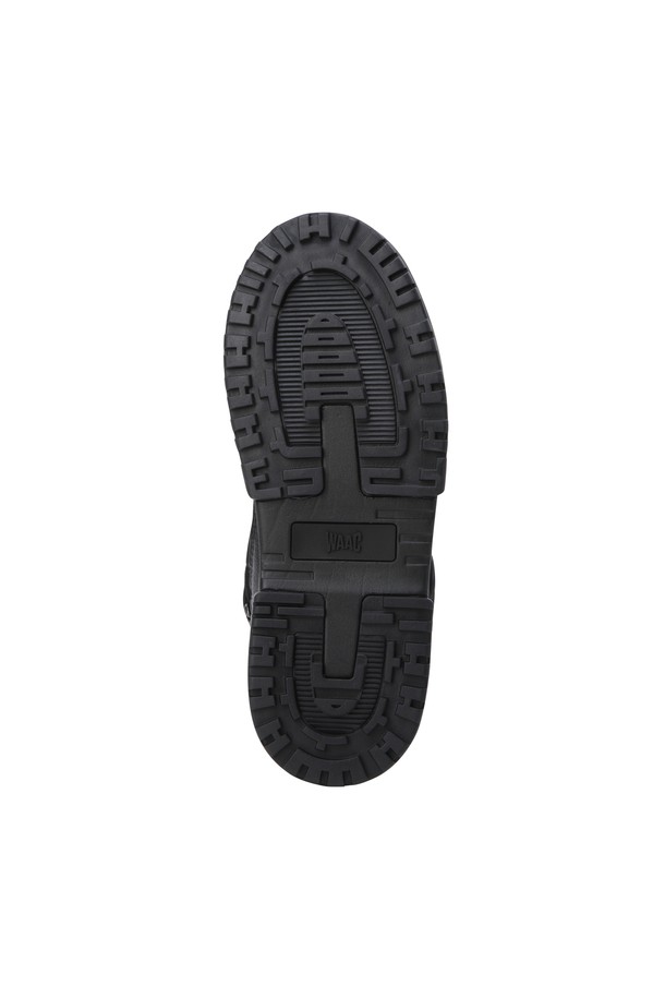 여성 겨울 부츠는 겨울철 골프룩과 일상룩에 모두 잘 어울리는 제품입니다. 블랙 컬러의 미들컷 부츠로, 퀼팅 갑피와 쿠셔닝 인솔, 보아털 및 패딩 안감으로 따뜻함과 편안함을 제공합니다. 4cm 굽 높이와 사이드 지퍼, 뒷축 스트랩, 무지 패턴, 스트랩 여밈 디테일이 특징이며, 클래식, 미니멀, 캐주얼 스타일을 연출하기 좋습니다.
