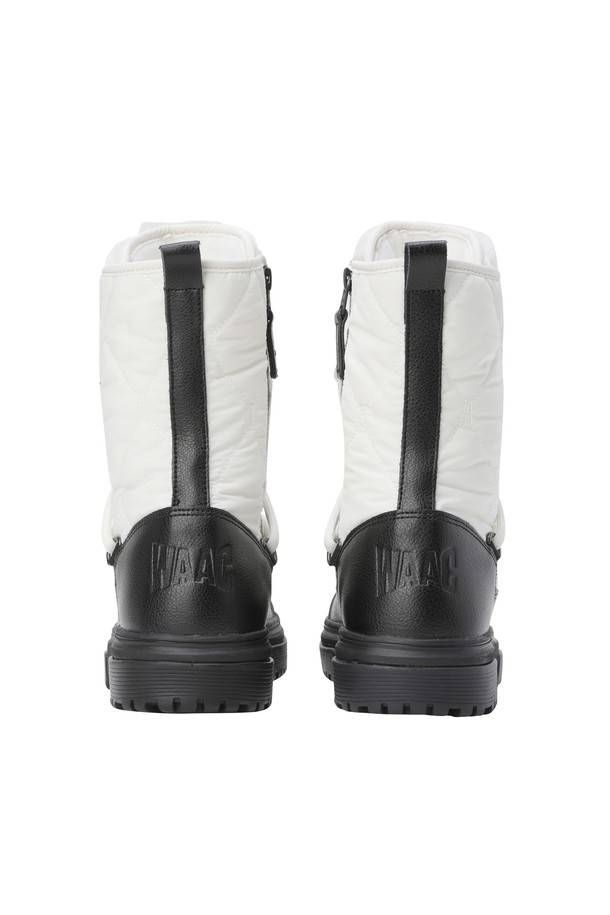 여성 겨울 부츠는 화이트와 블랙 두 가지 색상으로 출시되었습니다. 퀼팅 소재와 플랫 굽(4cm) 디자인으로 편안함과 스타일을 동시에 만족시킵니다. 안감은 보아털과 패딩 처리되어 뛰어난 보온성을 제공하며, 사이드 지퍼와 뒷축 스트랩으로 착용이 용이합니다. 쿠셔닝 인솔이 적용되어 편안한 착용감을 선사하며, 골프룩과 캐주얼, 미니멀, 클래식 스타일 모두에 잘 어울립니다.
