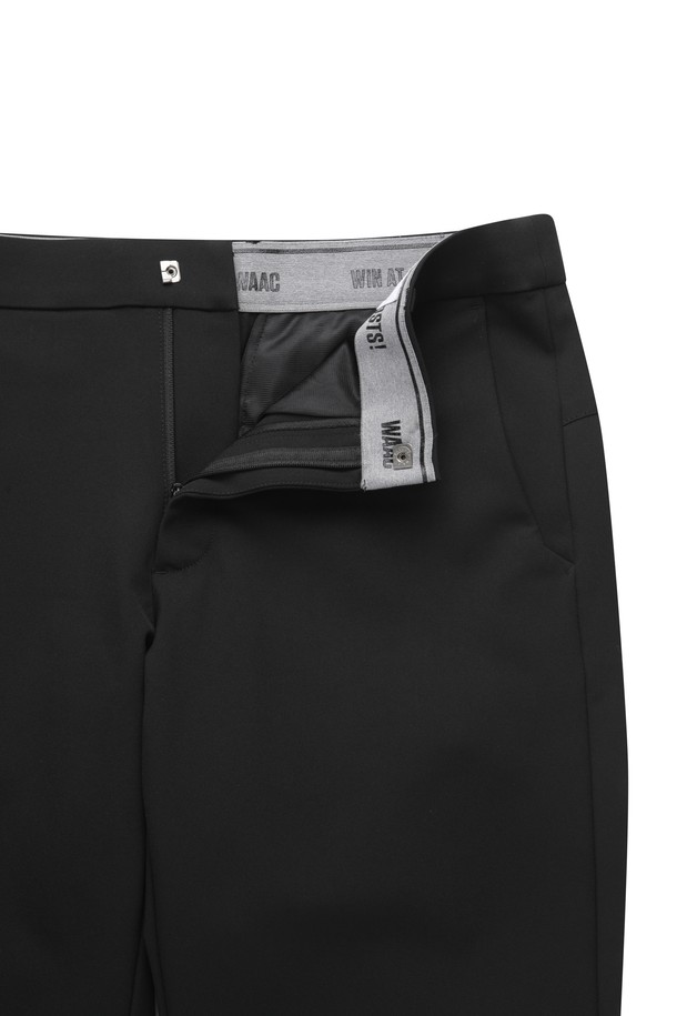 Men Essential Pants (ACE)는 남성 골프를 위한 스탠다드핏 긴바지입니다. 블랙 컬러의 무지 디자인으로, 스포티하고 미니멀한 스타일을 연출합니다. 나일론과 스판덱스 혼방 소재로 제작되어 고신축성을 제공하며, 사계절 내내 착용 가능합니다. WAAC 로고 벨트고리가 있어 포인트를 더하며, 편안한 착용감을 선사합니다. 골프룩에 적합하며, 활동적인 움직임에도 완벽하게 대응합니다.
