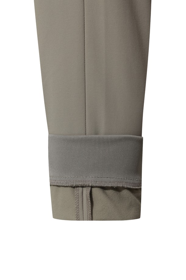 남성 소프트 브러쉬드 우븐 조거 팬츠는 부드러운 촉감의 기모 안감으로 겨울철 따뜻함을 선사합니다. 나일론, 스판덱스 혼방 소재로 제작되어 뛰어난 신축성과 활동성을 보장하며, 스포티하고 캐주얼한 스타일을 연출합니다. 골프웨어는 물론 일상복으로도 활용 가능하며, 무지 디자인에 조거 핏으로 편안함을 더했습니다. 양쪽 카고 포켓과 힙 포켓 덮개 디테일이 실용성을 높여줍니다. 두꺼운 두께감으로 보온성을 극대화한 겨울철 필수 아이템입니다.
