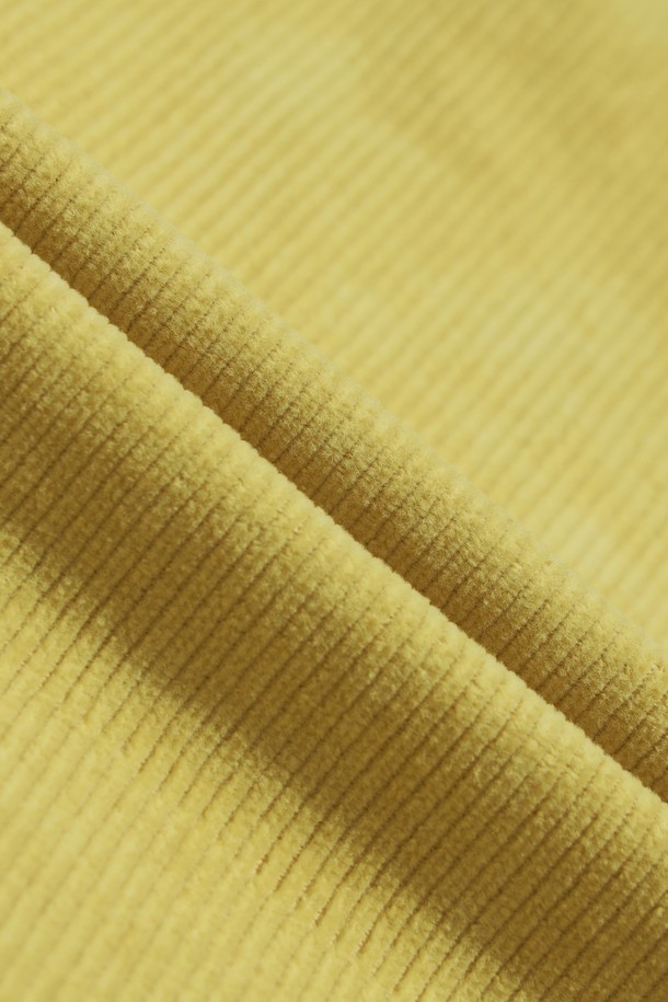 남성용 코듀로이 원턱 팬츠입니다. 옐로우 컬러의 부드러운 코듀로이와 면 혼방 소재로 제작되어 가을, 겨울 시즌에 적합합니다. 루즈핏과 테이퍼드 핏을 동시에 갖춘 디자인으로, 골프 및 일상 캐주얼룩, 클래식 스타일, 혹은 미니멀한 스타일까지 폭넓게 소화 가능합니다. 두꺼운 두께감과 원턱 디테일이 특징이며, 편안한 착용감을 선사합니다.
