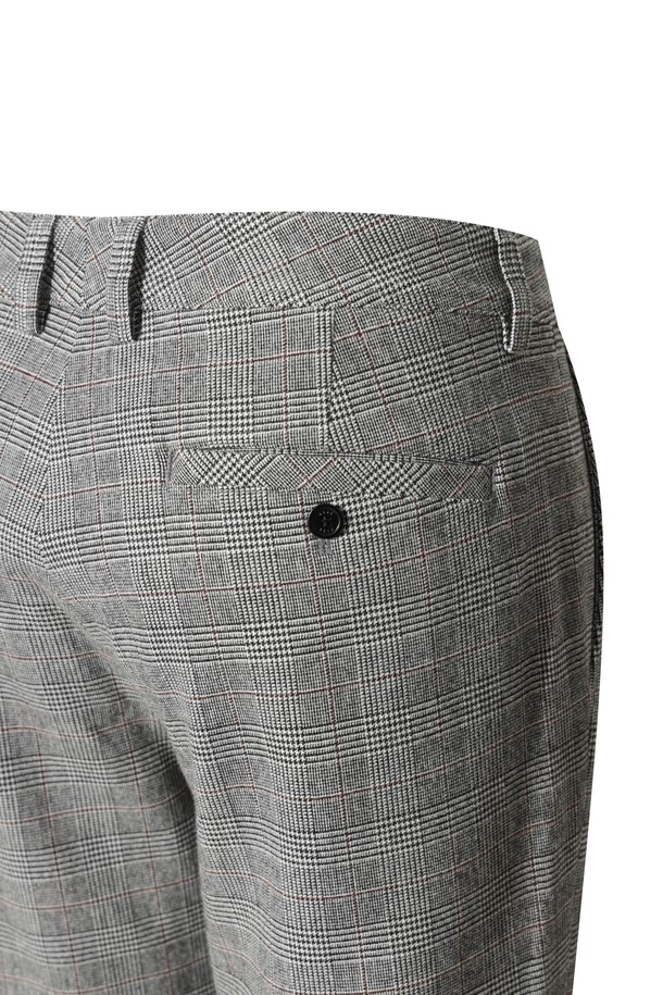 남성 TR 체크 패턴 팬츠입니다. 부드러운 촉감의 TR 소재로 제작되어 가을, 겨울 시즌에 따뜻하게 착용할 수 있습니다. 그레이 컬러의 테이퍼드핏 긴바지로, 포멀하면서도 캐주얼한 스타일을 연출합니다. 허벅지 부분에 여유를 주어 편안한 착용감을 제공하며, 골프, 일상, 비즈니스 캐주얼 등 다양한 TPO에 활용 가능합니다. 클래식, 캐주얼, 미니멀 스타일을 즐겨 입는 남성분들께 추천합니다.

