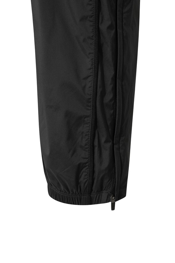 [JONES] 남성 윈드브레이커 조거 팬츠는 가을, 겨울 시즌에 적합한 남성용 조거 팬츠입니다. 골프 및 일상 활동에 적합하며, 스포티한 스타일을 연출합니다. 
블랙 색상에 무지 패턴으로 미니멀한 디자인을 강조하며, 나일론과 스판덱스 혼방 소재로 제작되어 활동성과 내구성을 높였습니다. 
두꺼운 두께감의 기모 안감과 메쉬 안감 처리가 되어 보온성을 더하고, 밑단 밴딩과 무릎 다트 디테일로 편안한 착용감을 제공합니다. 
경량 소재를 사용하여 편안함을 더했으며, JONES 콜라보레이션으로 디자인의 완성도를 높였습니다. 
조거핏으로 트렌디한 스타일을 연출하며, 스포티, 캐주얼 룩을 완성하기 좋습니다.
