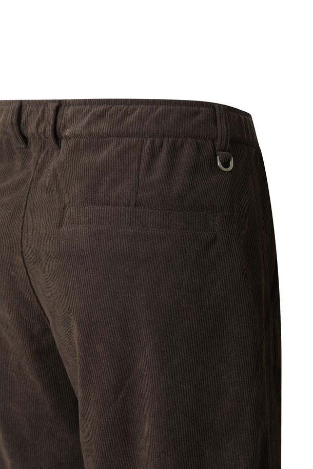 [JONES] 남성 코듀로이 더블 니 팬츠는 가을, 겨울 시즌에 어울리는 남성용 코듀로이 팬츠입니다. 브라운 컬러의 레귤러핏 긴바지로, 캐주얼, 스포티, 클래식 스타일을 모두 아우릅니다. 보온성이 우수하며, 부드러운 촉감의 코듀로이, 폴리에스테르, 스판덱스 혼방 소재로 제작되었습니다. 특히 더블 니 디자인으로 활동성을 높였으며, JONES 로고가 새겨진 일체형 벨트가 특징입니다. 골프룩은 물론 일상에서도 편안하게 착용할 수 있습니다.
