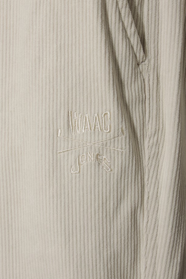 [JONES] 남성 코듀로이 더블 니 팬츠는 가을, 겨울 시즌에 어울리는 남성용 코듀로이 팬츠입니다. 부드러운 촉감의 코듀로이, 폴리에스테르, 스판덱스 혼방 소재로 제작되어 편안한 착용감을 선사합니다. 베이지 컬러의 무지 디자인에 레귤러핏으로 제작되었으며, 보온성이 우수하고 더블니 디자인으로 활동성을 더했습니다. JONES 로고가 새겨진 벨트 일체형 디자인으로, 골프 및 일상 캐주얼, 스포티, 클래식 스타일 연출에 활용 가능합니다. 허리 밴딩 처리로 편안함을 더했습니다.
