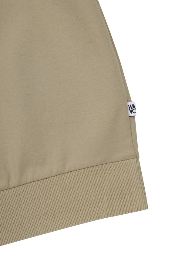 남성용 WAACKY(와키) LS 폴로 스웻셔츠는 부드러운 촉감과 은은한 광택감이 돋보이는 제품입니다. 면과 스판덱스 혼방의 두꺼운 하이 게이지 원단을 사용하여 봄, 가을 시즌에 적합하며, UV 차단 및 투습 기능을 제공합니다. 캐주얼, 스포티, 클래식 스타일을 모두 아우르며 골프룩, 산책룩 등 다양한 TPO에 활용 가능합니다. 몸을 감싸는 오버핏으로 편안함을 더하고, 등판 체인 자수와 와키 와펜 자수가 디자인 포인트를 더합니다. 폴로넥과 긴 소매 기장으로 세련된 스타일을 연출합니다.
