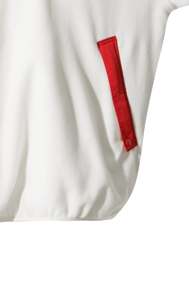 [JONES] 맨 폴라텍 레트로 플리스 풀오버는 WAAC X JONES 콜라보레이션으로 탄생한 남성용 플리스 풀오버입니다. 부드러운 촉감의 폴라텍 플리스 소재에 기모 안감을 더해 보온성을 높였으며, 겨울철 골프룩 또는 캐주얼 스타일 연출에 적합합니다. 레귤러핏과 하프넥 디자인으로 편안한 착용감을 제공하며, 화이트와 레드의 두 가지 컬러로 만나볼 수 있습니다. JONES 러버탭 로고, 배색 플라켓, 포켓 디테일이 돋보이는 스포티하면서도 미니멀한 디자인의 플리스 풀오버입니다.
