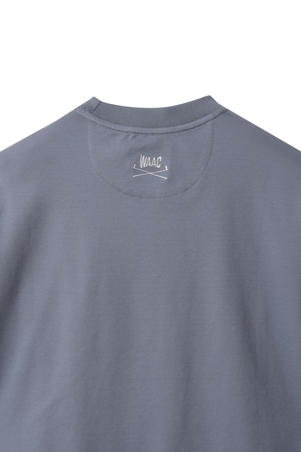 [JONES] 남성 로고 크루넥 티셔츠는 부드러운 실켓 소재로 제작되어 은은한 광택감과 뛰어난 착용감을 제공합니다. 라운드넥 디자인에 루즈핏으로 편안하게 착용 가능하며, 반소매 기장으로 활동성을 높였습니다. 그레이 컬러 바탕에 JONES 아치 로고 프린팅이 돋보이는 스포티한 스타일의 티셔츠입니다. 일상복은 물론, 필드용 골프룩으로도 활용 가능한 실용적인 아이템입니다. 사계절 내내 활용할 수 있는 베이직한 디자인으로, 다양한 스타일에 매치하기 좋습니다.
