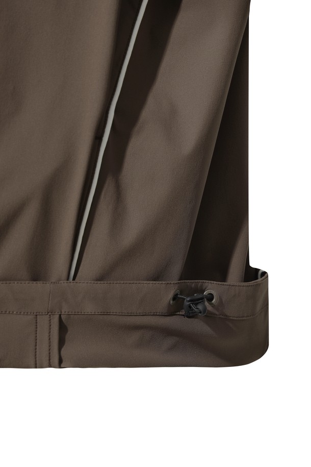 [JONES] 남성 파이핑 포인트 아노락은 골프 및 일상생활에서 스포티한 스타일을 연출하기 좋은 아우터입니다. 부드러운 촉감의 나일론과 스판덱스 혼방 소재로 제작되어 봄, 가을 간절기에 적합하며 신축성을 제공합니다. 하이넥 디자인과 하단 드로우스트링으로 활동성을 더했고, 세미 오버핏으로 편안한 착용감을 선사합니다. 브라운 컬러에 로고와 파이핑 포인트가 돋보이며 하프 집업 여밈 방식으로 간편하게 착용할 수 있습니다.
