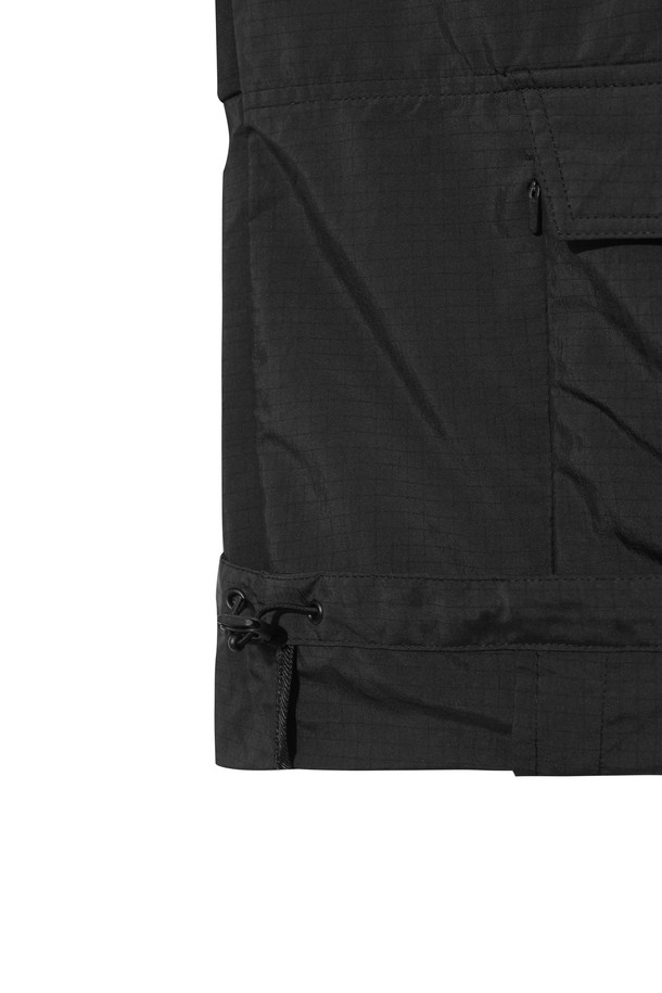 블랙 컬러의 남성용 패딩 하이브리드 아노락입니다. 골프 및 일상생활에서 스포티하고 캐주얼한 스타일을 연출할 수 있습니다. 방풍, 보온 기능과 신축성을 갖춘 두꺼운 두께감의 나일론 소재로 제작되었습니다. 하프 집업 디자인과 레귤러핏으로 편안한 착용감을 제공하며, 겨울철에도 따뜻하게 활동할 수 있습니다. 미니멀한 무드의 무지 디자인으로 다양한 룩에 활용하기 좋습니다.
