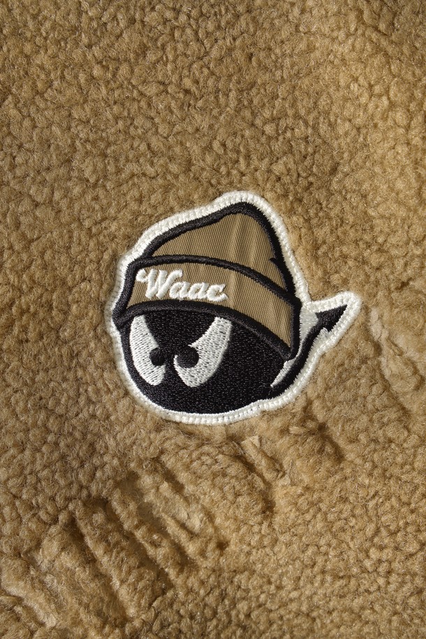 베이지 컬러의 남성용 부클 바시티 재킷입니다. 플리스와 부클 소재를 사용하여 부드러운 촉감과 두꺼운 두께로 뛰어난 보온성을 제공합니다. 스포티하면서도 캐주얼한 스타일로, 골프룩 또는 일상복으로 활용하기 좋습니다. 넥, 소매, 밑단에 니트 시보리를 적용하여 편안함과 안정감을 더했습니다. 레귤러 핏의 긴 소매 버튼 여밈 방식의 자켓으로, 로고 패턴이 특징입니다.
