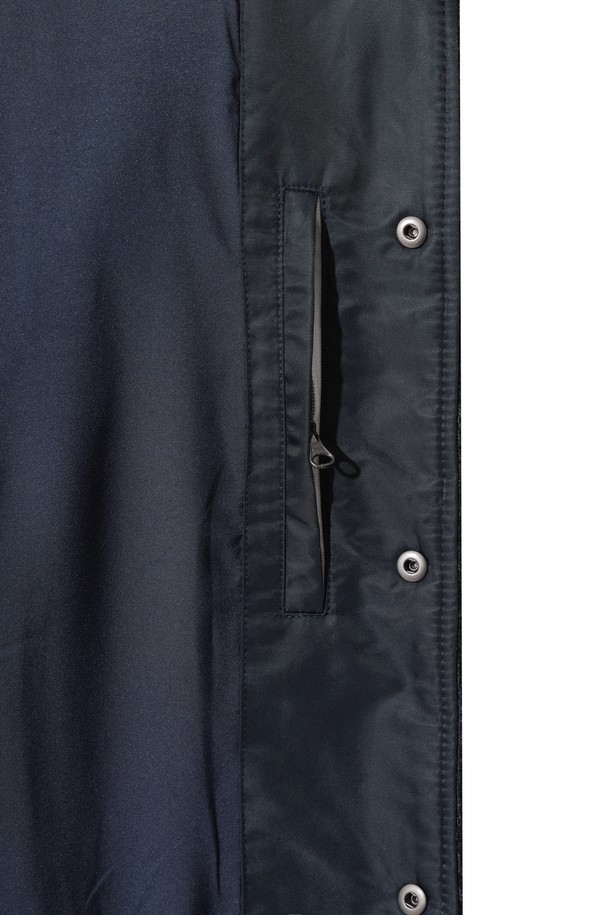 남성용 부클 바시티 재킷은 겨울철 추위를 막아줄 두꺼운 두께감의 아우터입니다. 네이비 컬러에 스포티하고 캐주얼한 스타일을 더했으며, 골프룩과 출근룩 등 다양한 TPO에 활용할 수 있습니다. 플리스와 부클 소재를 사용하여 부드러운 촉감을 선사하며, 보온과 방풍 기능으로 추운 날씨에도 따뜻하게 착용할 수 있습니다. 넥, 소매, 밑단에 니트 시보리를 적용하여 활동성을 높였으며, 레귤러핏으로 편안한 착용감을 제공합니다. 로고 패턴의 바시티 재킷으로, 캐주얼, 스포티, 미니멀 스타일을 모두 소화할 수 있습니다.
