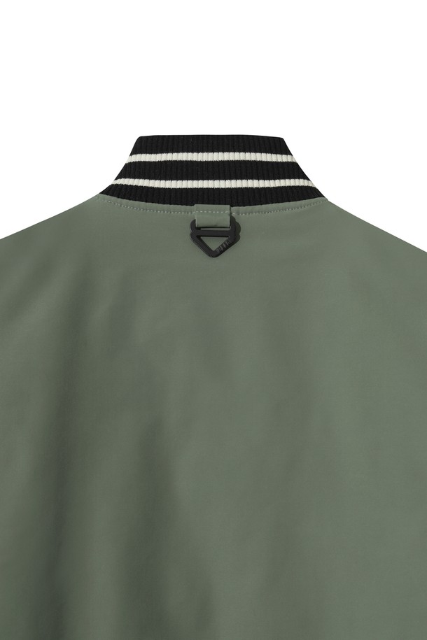 남성용 패디드 바시티 재킷입니다. 카키 및 올리브 색상으로 제공되며, 겨울철 골프 및 일상 활동에 적합합니다. 캐주얼, 스포티, 클래식 스타일을 아우르며, 부드러운 촉감의 새틴 소재와 두꺼운 두께로 보온성을 높였습니다. 긴 소매, 니트 시보리 디테일, 자수 와펜, 그리고 패딩 안감으로 디자인되었습니다. 집업 스타일의 레귤러핏 자켓입니다.
