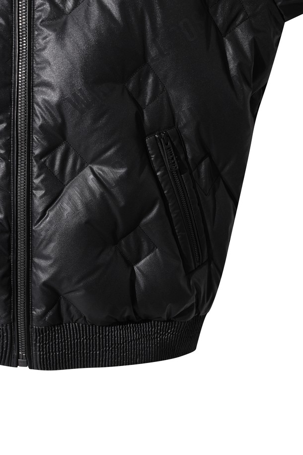 남성용 페이크 레더 다운 재킷은 가을과 겨울, 두 계절 모두 활용 가능한 아우터입니다. 모던하고 스포티한 스타일을 연출하며, 골프나 일상에서도 편안하게 착용할 수 있습니다. 하이넥 디자인과 구스다운 충전재, 밑단 및 소매 스모킹 처리로 보온성과 방풍 기능을 갖췄습니다. 부드러운 촉감의 인조 가죽 소재에 소매 금속 와펜 디테일과 로고 패턴으로 포인트를 더했습니다. 레귤러핏과 긴 소매 기장으로, 스포티하면서도 미니멀한 매력을 동시에 선사합니다.
