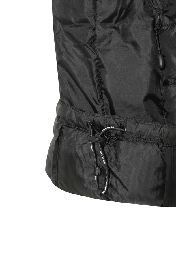 [JONES] 남성 로고 패디드 아노락은 겨울철 골프 및 일상생활에서 스포티하고 캐주얼한 스타일을 연출하는 남성용 아우터입니다. 두꺼운 두께감과 부드러운 촉감의 폴리에스테르 소재로 제작되어 뛰어난 보온성을 제공하며, 가볍게 착용할 수 있습니다. 루즈핏 디자인과 롱 슬리브, 스냅 여밈 방식으로 편안한 착용감을 선사합니다. 블랙 컬러에 로고 패턴으로 포인트를 주어 세련된 골프룩을 완성할 수 있습니다. 안감은 패딩 처리되어 따뜻함을 더하며, 경량 기능으로 활동성을 높였습니다.
