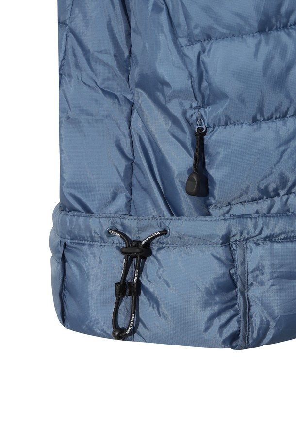 [JONES] 남성 로고 패디드 아노락은 겨울철 골프 및 일상 활동에 적합한 남성용 아우터입니다. 루즈핏으로 편안한 착용감을 제공하며, 보온성과 경량성을 갖춘 폴리에스테르 소재에 패딩 안감을 더해 따뜻함을 유지합니다. 블루 컬러에 집업 스타일로 간편하게 착용 가능하며, 스포티하고 캐주얼한 스타일을 연출합니다. 긴 소매, 레귤러 기장에 로고 패턴으로 포인트를 주어 세련된 디자인을 완성했습니다.
