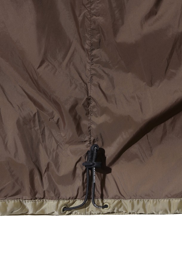 [JONES] 남성 스타디움 패딩 베스트는 가을과 겨울철, 스포티하고 미니멀한 스타일을 연출하기에 좋은 아이템입니다. 베이지 색상의 무지 디자인으로, 골프는 물론 일상에서도 캐주얼하게 착용할 수 있습니다. 두꺼운 두께감의 폴리에스테르 소재로 제작되어 보온성이 뛰어나며, 경량 소재를 사용하여 활동성을 높였습니다. 레귤러 핏에 스냅 여밈 방식, 스트라이프 시보리 디테일이 특징이며, 가벼운 룩을 위한 민소매 디자인으로 제작되었습니다. 가을 나들이룩, 겨울 데일리룩, 골프룩 등 다양한 TPO에 활용하여 세련된 스타일을 완성해보세요.
