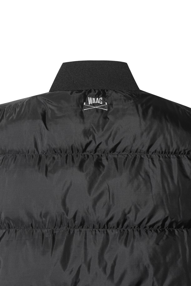 [JONES] 남성용 스타디움 패딩 베스트는 가을과 겨울 시즌, 골프 또는 일상에서 활용하기 좋은 아우터입니다. 블랙 색상의 레귤러핏으로, 스포티하고 미니멀한 스타일을 연출합니다. 폴리에스테르 소재에 두꺼운 두께감으로 보온성을 높였으며, 넥과 밑단에는 스트라이프 시보리 디테일이 들어갔습니다. 경량 패딩으로 활동성을 보장하며, 집업 스타일로 편안하게 착용할 수 있습니다. 민소매 디자인으로 다양한 이너와 레이어드하여 개성 있는 골프룩을 완성해보세요.
