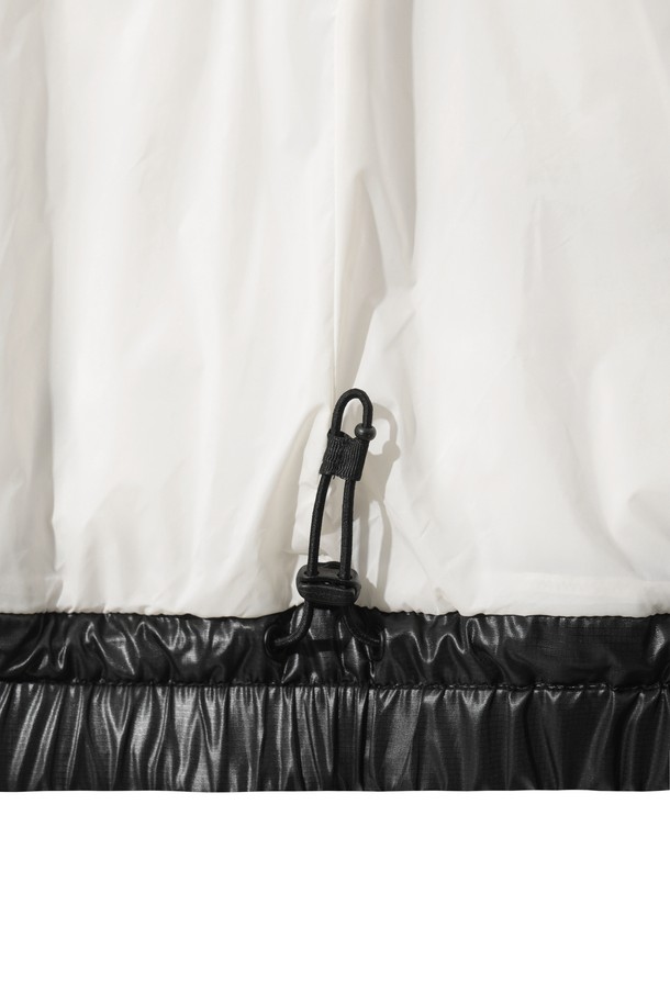 남성용 WAACKY(와키) 다운 베스트는 겨울철 보온성을 책임지는 필수 아이템입니다. 구스다운 90/10 충전재를 사용하여 뛰어난 보온력을 제공하며, 은은한 광택감으로 고급스러운 외관을 자랑합니다. 스포티하면서도 미니멀한 스타일로 골프를 비롯한 다양한 일상룩에 활용하기 좋습니다. 소매, 밑단, 에리 부분의 립 디테일과 집업 여밈 방식은 활동성을 높여줍니다. 지금 바로, 따뜻하고 스타일리시한 겨울을 위한 WAACKY(와키) 다운 베스트를 만나보세요.
