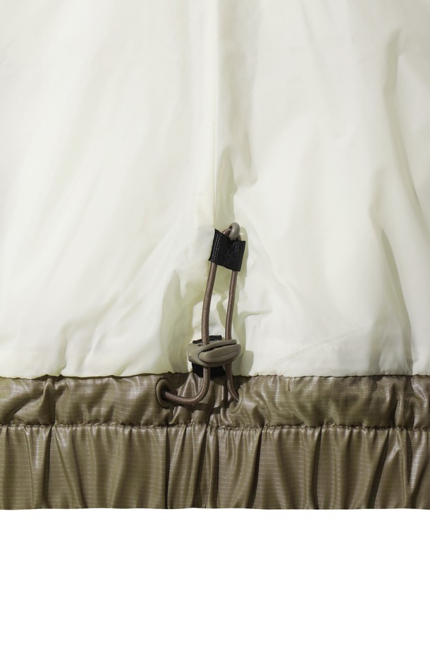 남성용 WAACKY (와키) 다운 베스트는 겨울철 보온성을 책임지는 필수 아이템입니다. 부드러운 구스다운 소재와 두꺼운 두께감으로 뛰어난 보온성을 제공하며, 스포티하고 캐주얼한 스타일을 연출합니다. 카키 및 올리브 컬러로 출시되어 다양한 골프룩 및 일상룩에 활용하기 좋습니다. 립 디테일과 은은한 광택감이 돋보이며, 집업 스타일과 레귤러핏으로 편안한 착용감을 선사합니다. 민소매 디자인으로 활동성을 높였으며, 가볍고 따뜻하여 겨울철 스타일링에 실용성을 더합니다.
