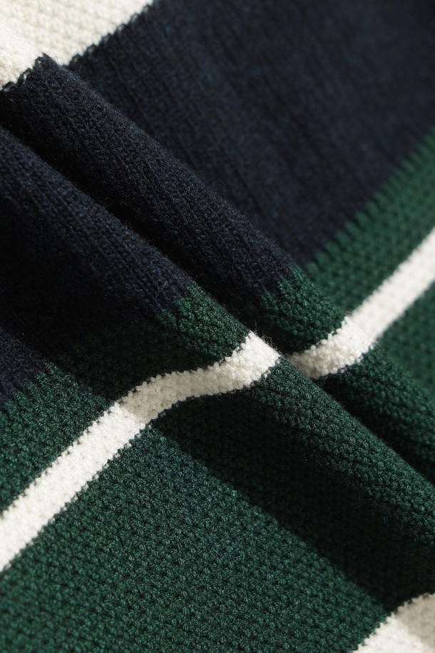 그린, 화이트, 네이비 3가지 색상으로 출시된 남성용 스트라이프 니트 가디건입니다. 간절기에 적합하며, 부드러운 촉감의 레이온, 울, 폴리에스터 혼방 두꺼운 소재로 제작되었습니다. 릴랙스핏으로 편안한 착용감을 제공하며, 캐주얼 및 스포티 스타일 모두 연출 가능합니다. 골프룩은 물론 일상에서도 활용할 수 있으며, 버튼 여밈 방식과 포켓, 로고 자수, 와펜 디테일이 특징입니다. 긴 소매 기장의 레귤러 기장으로, 다양한 스타일링에 활용하기 좋습니다.
