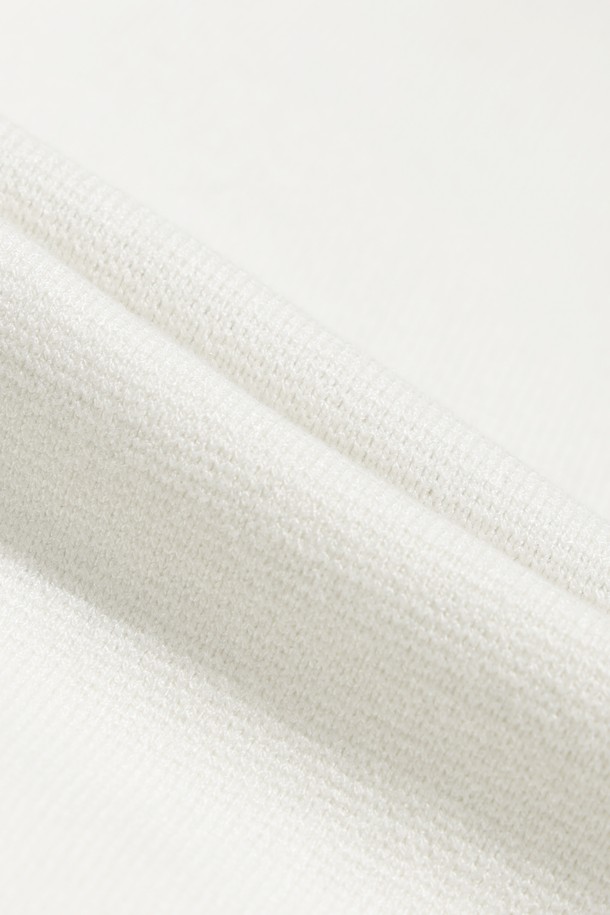 남성용 니트 하이브리드 가디건입니다. 겨울철 보온과 방풍 기능을 갖춘 두꺼운 두께감의 릴랙스핏 가디건으로, 부드러운 촉감이 특징입니다. 레이온과 폴리에스터 혼방 소재로 제작되었으며, 캐주얼 및 스포티 스타일을 연출하기 좋습니다. 등판 충전재와 메탈룩스 지퍼, 체인 로고 자수가 디자인의 포인트이며, 골프룩으로도 활용 가능합니다. 화이트 컬러의 무지 디자인에 긴 소매 지퍼형으로 편안하게 착용할 수 있습니다.
