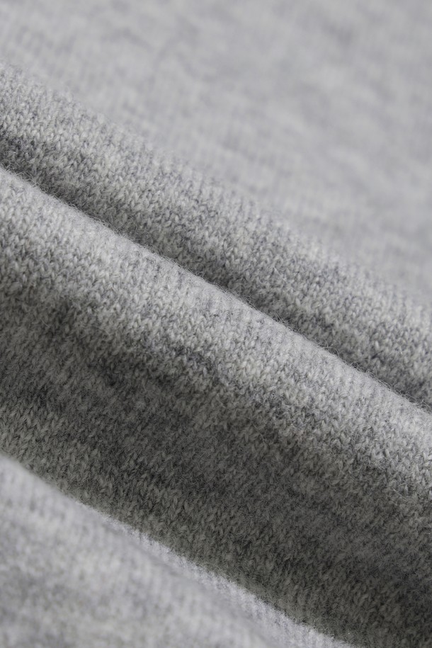 Men Beanie WAACKY 스웨터는 남성용 겨울 스웨터입니다. 캐주얼, 클래식, 미니멀 스타일을 모두 아우르며, 라운드넥에 스탠다드핏으로 제작되었습니다. 부드러운 촉감의 울 소재와 두꺼운 두께로 보온성과 방풍 기능을 제공합니다. 특히 골프룩에 적합하며, 비니 캐릭터 자수가 디자인 포인트로 돋보입니다. 긴 소매 기장의 그레이 컬러 스웨터로, 일상에서도 활용하기 좋습니다.
