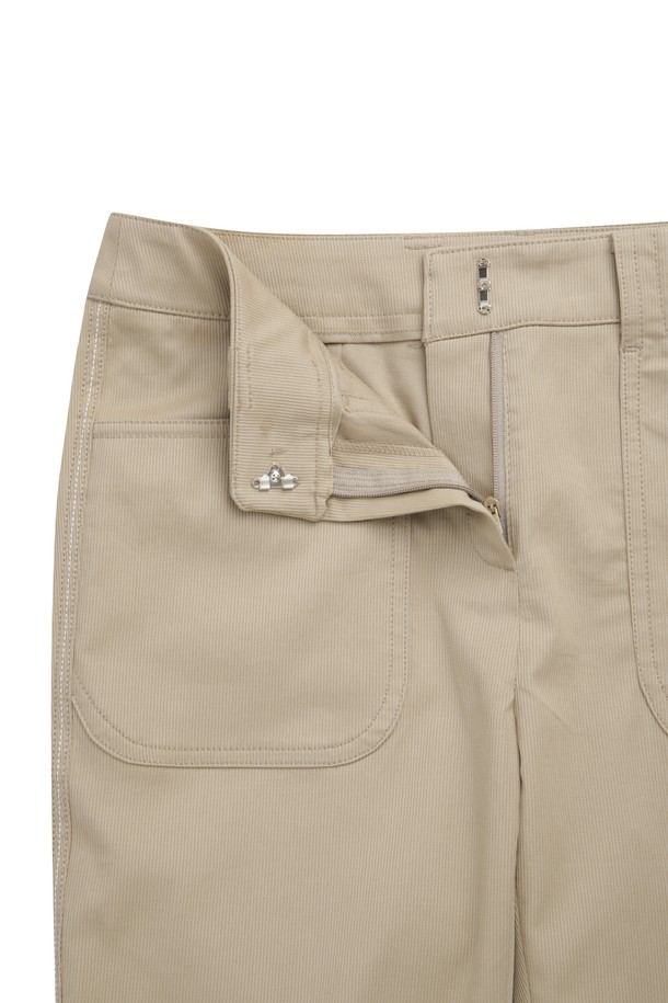 베이직 스타일의 여성 골프룩을 위한 필수 아이템, 부츠컷 팬츠입니다. 슬림핏으로 다리 라인을 더욱 길고 슬림하게 연출해 줍니다. 사계절 착용 가능한 폴리에스테르 소재로 제작되어 편안한 활동성을 제공하며, 텐션감이 우수하여 활동적인 골프 플레이에도 적합합니다. 골지 패턴 디자인으로 세련된 느낌을 더했으며, 클래식하고 미니멀한 스타일을 선호하는 여성분들께 추천합니다.
