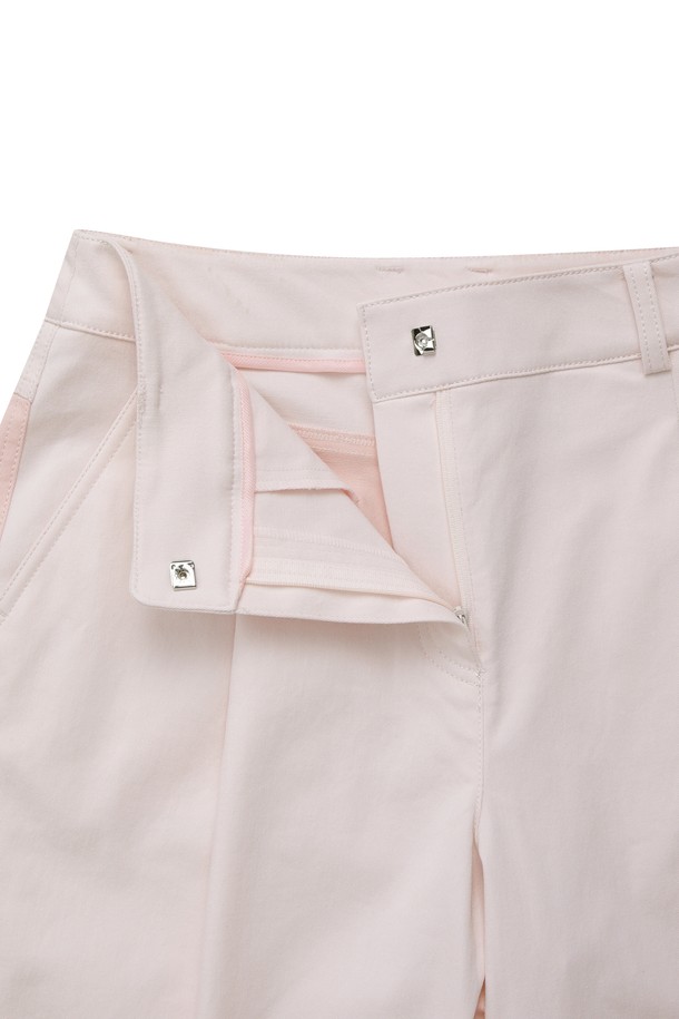 세련된 여성용 테이퍼드 팬츠입니다. 봄, 여름 시즌에 어울리는 면 소재로 제작되어 편안한 착용감을 선사합니다. 화이트 컬러의 무지 디자인으로, 캐주얼하고 미니멀한 스타일을 연출하기 좋습니다. 골프룩은 물론 일상에서도 활용 가능한 실용적인 아이템입니다. 힙 패치 포켓과 자수 프린트, 레터링, 컬러 배색 디테일이 돋보이며, 지퍼와 후크, 스트레치성으로 편안함을 더했습니다.
