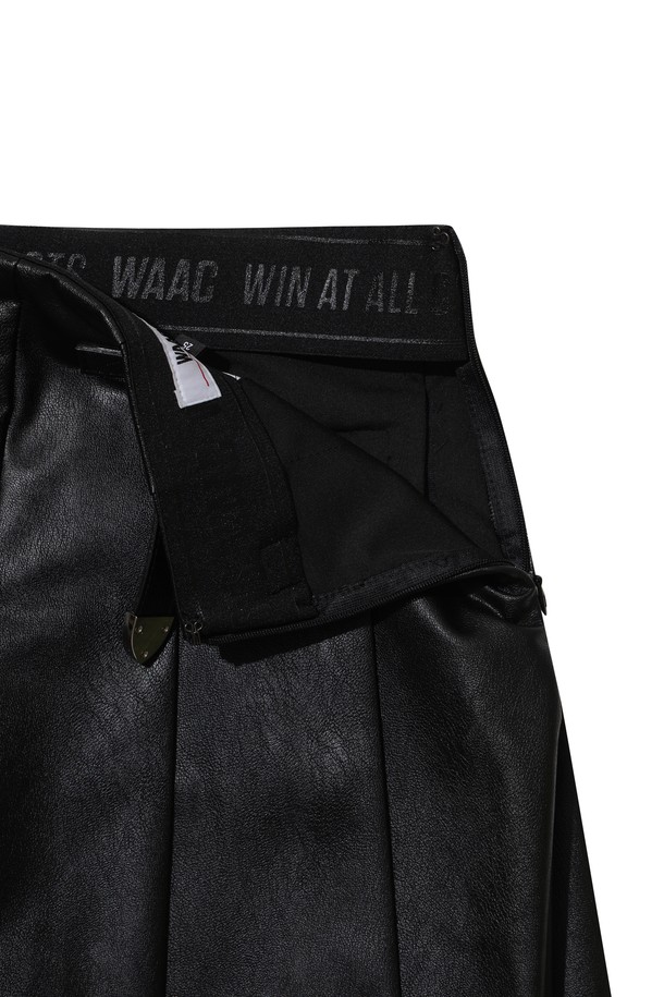 세련된 스타일을 완성하는 여성 페이크 레더 팬츠입니다. 골프룩에 적합하며, 봄, 가을 시즌에 착용하기 좋은 얇은 두께의 하프 기장 플레어 바지입니다. 블랙 색상의 무지 디자인으로, 부드러운 인조가죽 소재가 고급스러운 촉감을 선사합니다. 사이드 지퍼와 금속 버클 장식, 스커트형 쇼츠 디자인이 엘레강스한 무드를 더합니다. 레귤러핏으로 편안하게 착용 가능하며, 클래식하면서도 미니멀한 스타일을 연출합니다.
