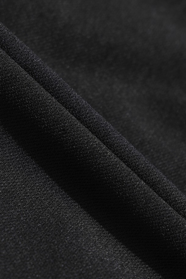 **[JONES] 여성 버뮤다 쇼츠**는 골프 및 일상생활에서 모두 활용 가능한 여성용 반바지입니다. 블랙 컬러에 심플하고 세련된 스타일로, 겨울철에도 따뜻하게 착용할 수 있도록 두꺼운 두께감과 기모 안감, 부드러운 촉감을 자랑합니다. 고품질 나일론 소재를 사용하여 보온성을 높였으며, JONES 콜라보레이션으로 제작되어 프리미엄 가치를 더했습니다. 로고 패턴으로 포인트를 준 디자인이 특징입니다.
