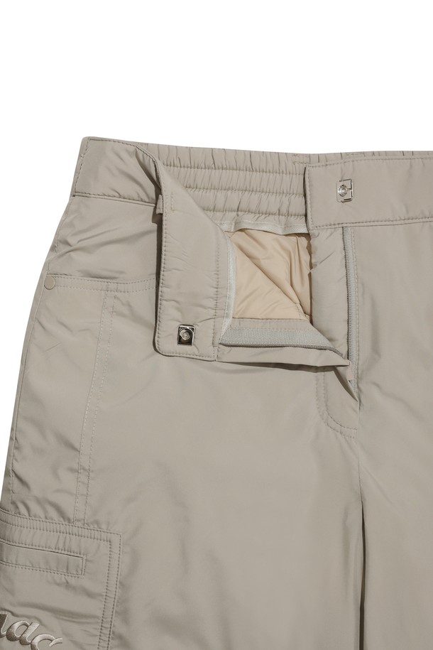 푹신한 패딩으로 따뜻함을 더한 여성용 "패디드 와이드 팬츠"입니다. 겨울철 골프 라운딩이나 일상에서 스포티하면서도 캐주얼한 스타일을 연출할 수 있습니다. 넉넉한 와이드 핏과 스트레이트 실루엣으로 편안한 착용감을 선사하며, 부드러운 나일론 소재를 사용하여 활동성을 높였습니다. 허리 뒷밴딩과 허리 후크 잠금으로 안정적인 핏을 제공하며, 사이드 및 백 포켓, 로고 자수, 루프 장식이 디테일을 더합니다.
